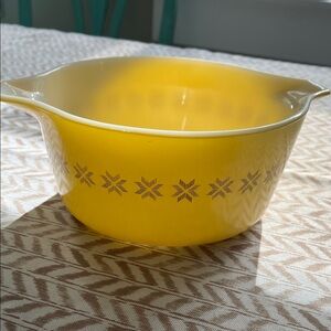 Pyrex Yellow Star Pattern Bowl